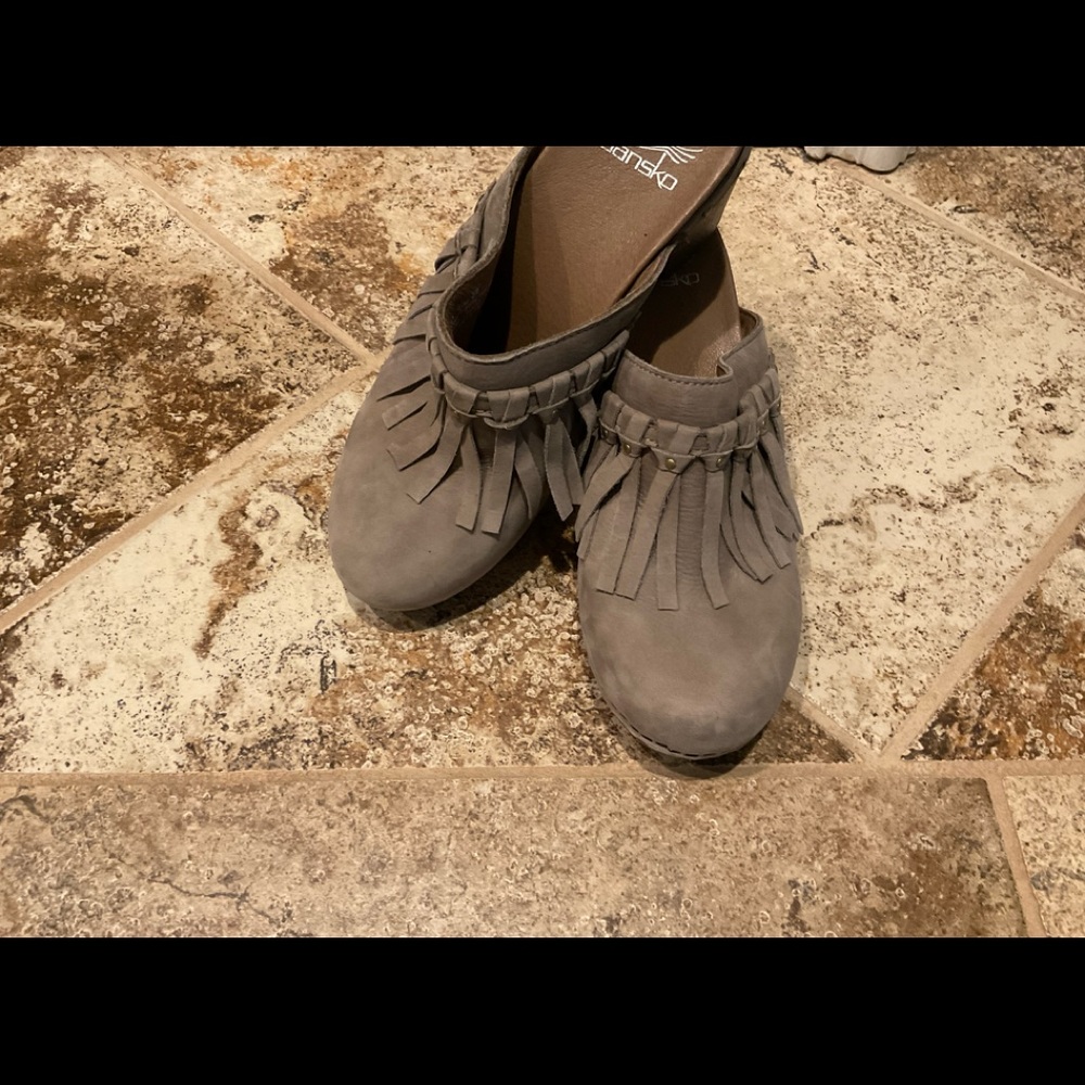 NEW - DANSKO SIZE 8 TAUPE MILLED NUBUCK DENI MULE